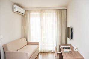 Premium Double Room, 1 Queen Bed with Sofa bed | Living room | 32-inch LCD TV with cable channels, TV, Netflix - Ferlho Suites Rio Centro (Rio de Janeiro)