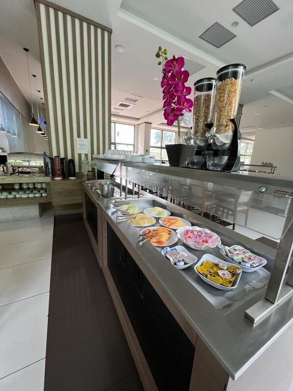 Free daily buffet breakfast - Ferlho Suites Rio Centro (Rio de Janeiro)