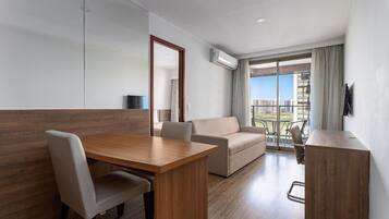 خزنة داخل الغرفة ومكتب ومساحة عمل للكمبيوتر المحمول وواي فاي مجانًا