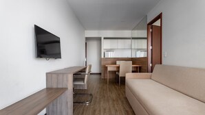 Premium-Doppelzimmer, 1 Queen-Bett und Schlafsofa | Wohnzimmer