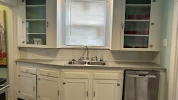 KĂŒhlschrank, Mikrowelle, Ofen, Herdplatte