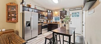 Minutes from Camp Lejeune and Alr Station - Suite Southern Charm - 2 bed 2 bath