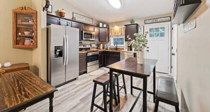 Minutes from Camp Lejeune and Alr Station - Suite Southern Charm - 2 bed 2 bath