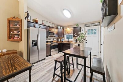 Minutes from Camp Lejeune and Alr Station - Suite Southern Charm - 2 bed 2 bath