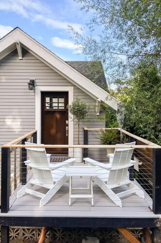 Backyard Cottage Retreat, walk to restaurants—close to beach, and downtown