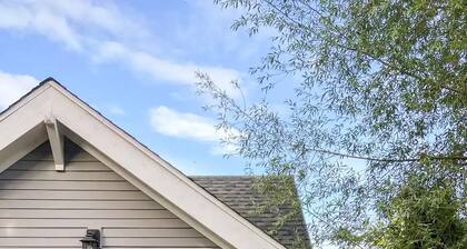 Backyard Cottage Retreat, walk to restaurants—close to beach, and downtown