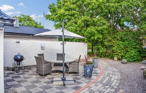 Outdoor dining - Gorgeous home in Borgholm with WiFi (Borgholm)
