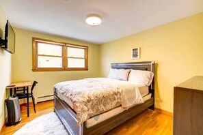 3 bedrooms, desk, iron/ironing board, free internet