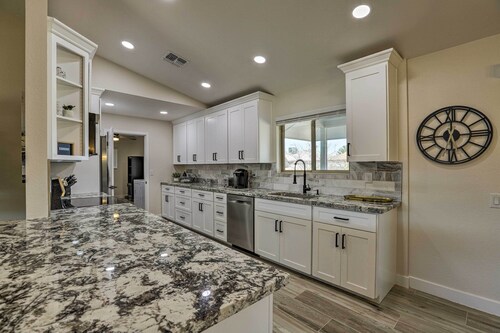 Putting Green, Grill: Home in Sun City West!