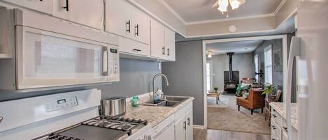 Réfrigérateur, micro-ondes, plaque de cuisson, lave-vaisselle