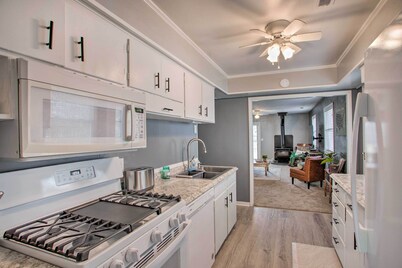 Peaceful Cottage ~ 8 Mi to Downtown Toledo!