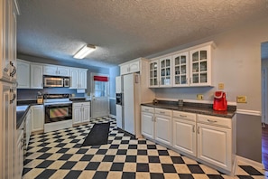 Fridge, microwave, stovetop, dishwasher - Serene Blue Ridge Getaway in Galax w/ Yard! (Galax)