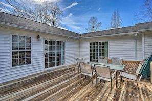 Outdoor dining - Serene Blue Ridge Getaway in Galax w/ Yard! (Galax)
