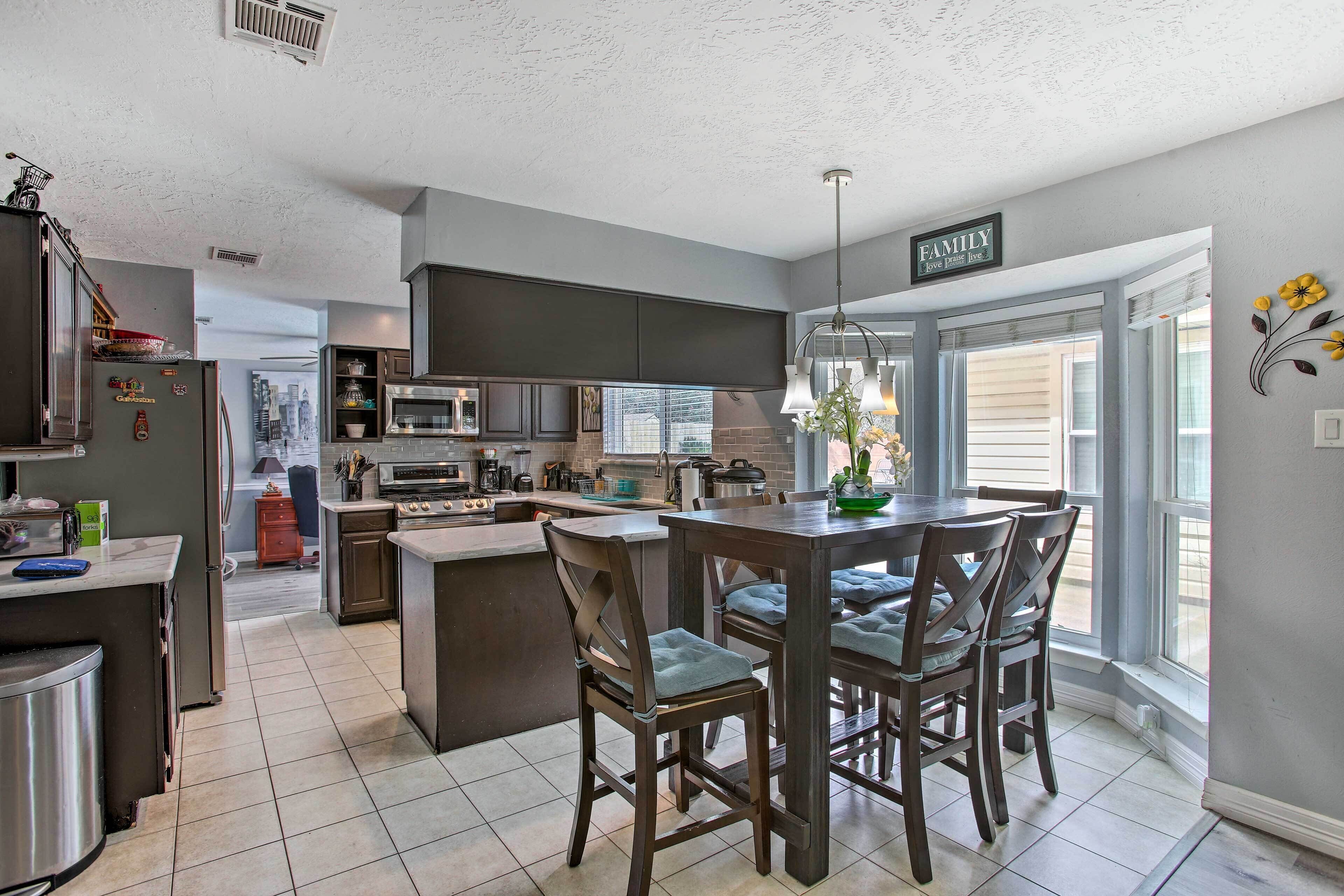 Réfrigérateur, micro-ondes, plaque de cuisson, lave-vaisselle