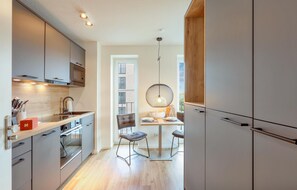 Réfrigérateur, four à micro-ondes, surface de cuisson, lave-vaisselle