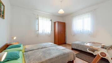 2 chambres, fer et planche Ă repasser, lit parapluie, draps fournis