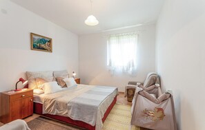 2 habitaciones, tabla de planchar con plancha y cuna de viaje