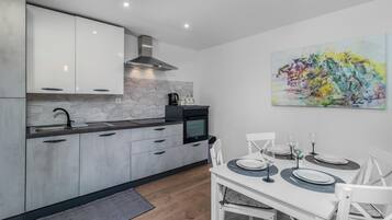 Fridge, oven, stovetop, dishwasher