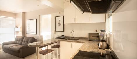 Kühlschrank, Mikrowelle, Wasserkocher mit Kaffee-/Teezubehör, Mixer