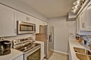 Frigorifero, microonde, forno, piano cottura