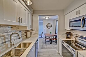 Frigorifero, microonde, forno, piano cottura