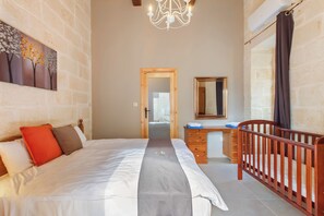 Standard-talo, useita makuuhuoneita (Nadurin, Gozitan villa 7 Bedr. & 2) | 7 makuuhuonetta, ilmainen Wi-Fi, vuodevaatteet