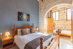 7 bedrooms, free WiFi, bed sheets - Nadurin, Gozitan Villa 7 Bedr. & 2 Pools (Nadur)