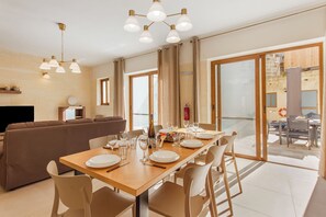 Standard-talo, useita makuuhuoneita (Nadurin, Gozitan villa 7 Bedr. & 2) | Ruokasali