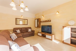 21-inch flat-screen TV with cable channels - Nadurin, Gozitan Villa 7 Bedr. & 2 Pools (Nadur)
