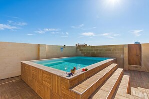 Standardhus - flere soveværelser - køleskab og mikrobølgeovn (Nadurin, Gozitan villa 7 Bedr. & 2) | Pool | Udendørs pool