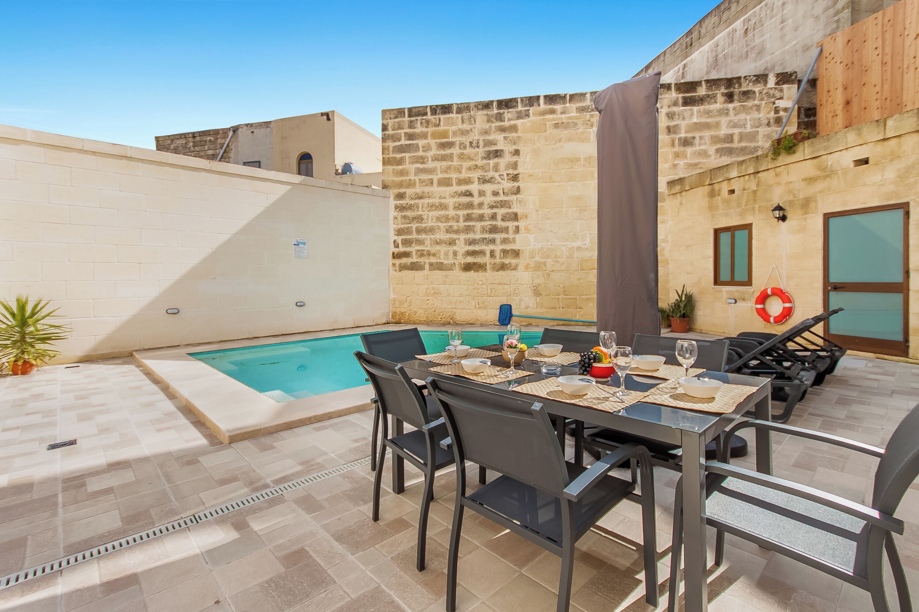 Standaard huis, meerdere slaapkamers, koelkast & magnetron (Nadurin, Gozitan villa 7 Bedr. & 2) | Buiten dineren