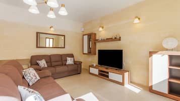 Nhà Tiêu chuẩn, nhiều phòng ngủ, tủ lạnh & lò vi sóng (Nadurin, Gozitan villa 7 Bedr. & 2) | Khu phòng khách | TV màn hình phẳng 21-inch có truyền hình cáp