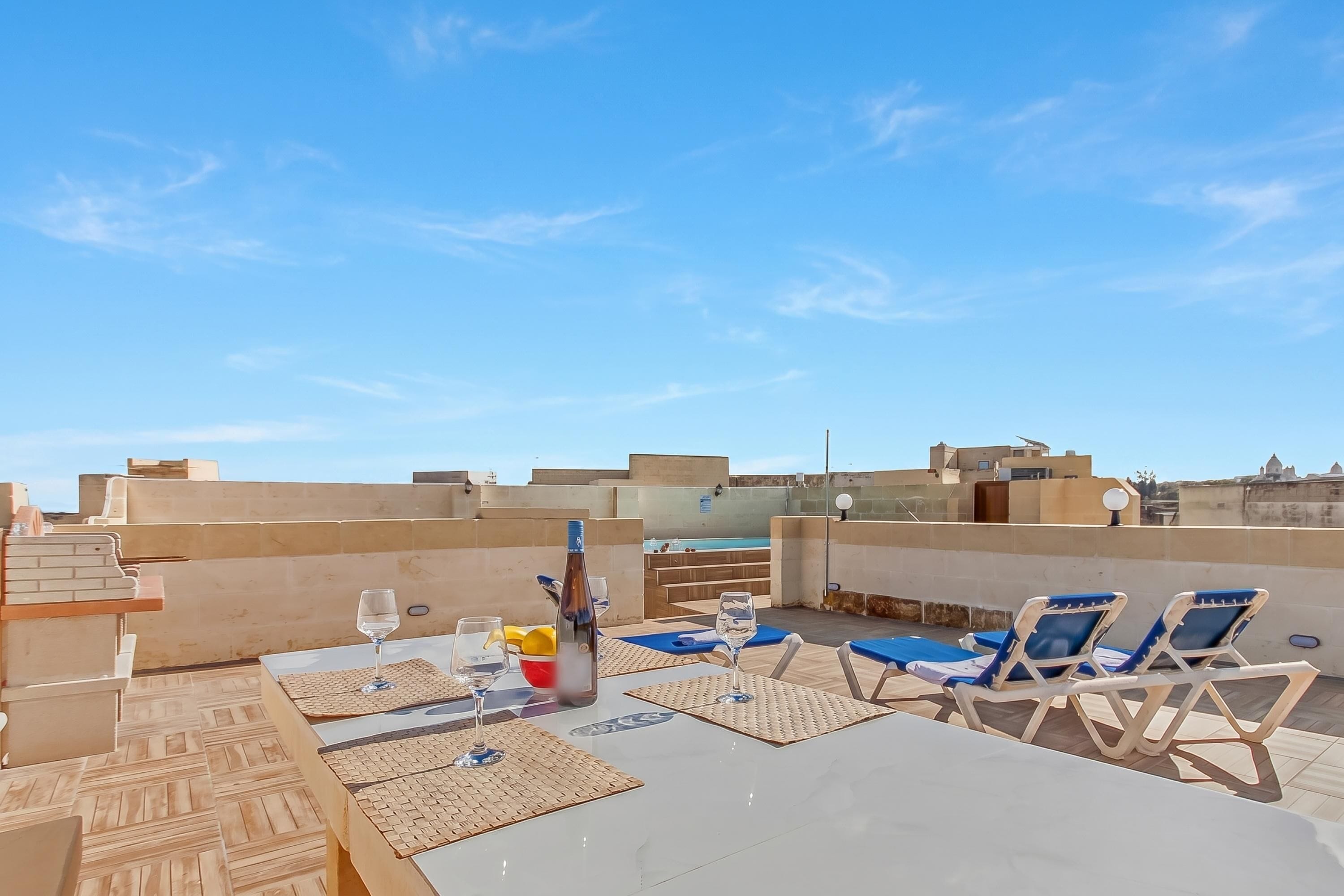 Standard-talo, useita makuuhuoneita (Nadurin, Gozitan villa 7 Bedr. & 2) | Ulkoruokailutilat