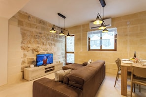 21-inch flat-screen TV with cable channels - Nadurin, Gozitan Villa 7 Bedr. & 2 Pools (Nadur)