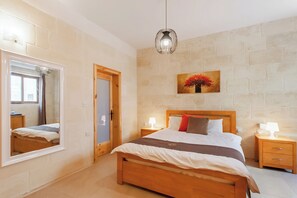 Standard House, Multiple Bedrooms, Refrigerator & Microwave (Nadurin, Gozitan villa 7 Bedr. & 2)