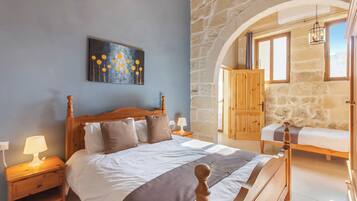 Nhà Tiêu chuẩn, nhiều phòng ngủ, tủ lạnh & lò vi sóng (Nadurin, Gozitan villa 7 Bedr. & 2) | 7 phòng ngủ, truy cập Internet không dây miễn phí, bộ trải giường