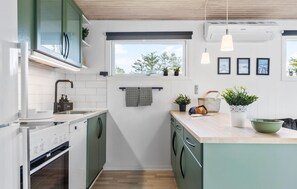 Køleskab, kogeplade, opvaskemaskine, kaffe-/temaskine