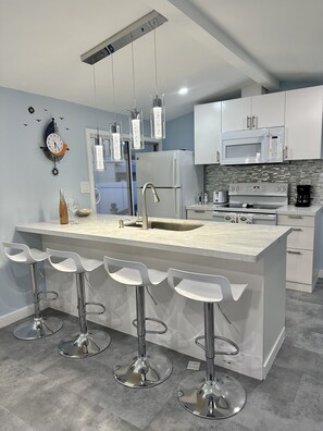 Réfrigérateur, micro-ondes, four, cafetière/bouilloire