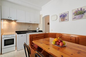 Refrigerador, horno, lavavajillas y cafetera y tetera 