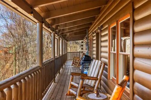 Mountain views, HUGE theater room, hot tub, game room!!