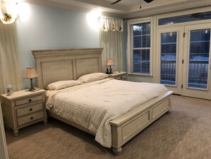 4 bedrooms, WiFi, bed sheets - Charming Home On A Golf Course (Evans)