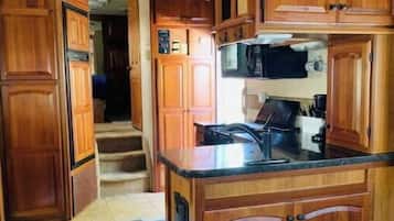 Refrigerador, microondas, horno y parrilla de estufa