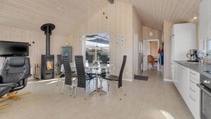 Un interior moderno con comedor, cocina y sala de estar.