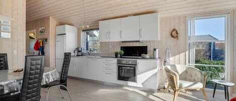 Geladeira, cooktop, lava-louças, cafeteira/chaleira