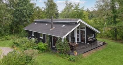 Beautiful home in Grenaa with WiFi