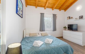 Free WiFi, bed sheets - Amazing home in Risika with kitchen (Risika)