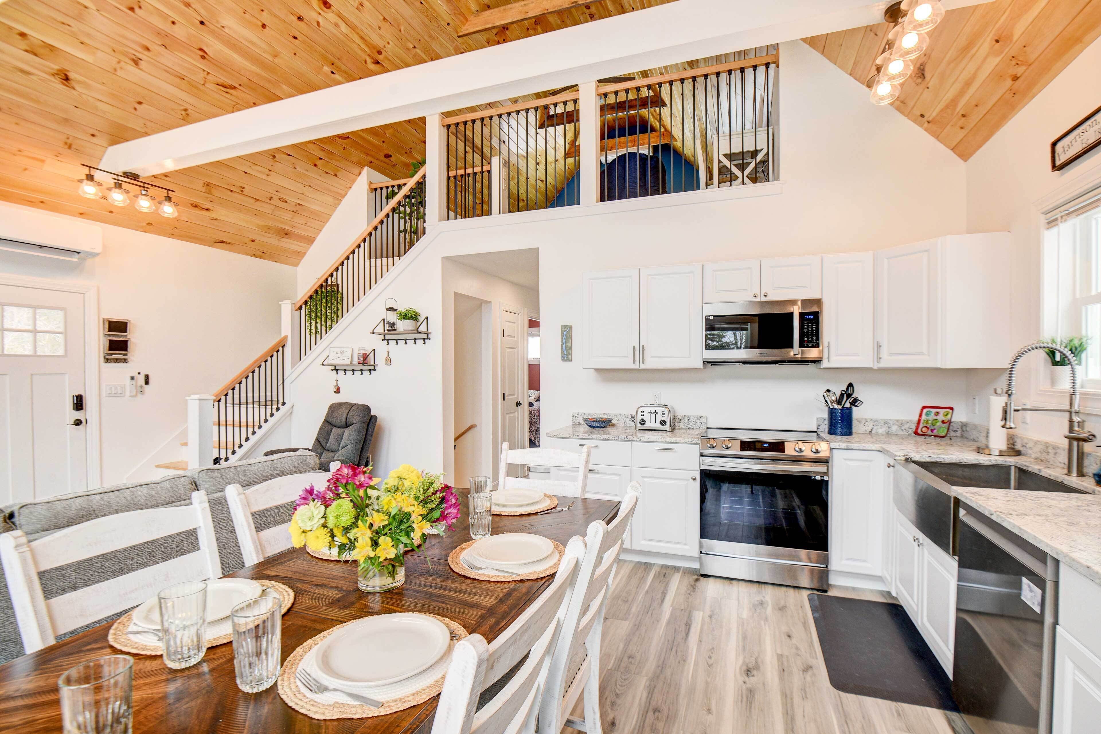Maine Retreat w/ Balcony: 5 Mi to Lakes