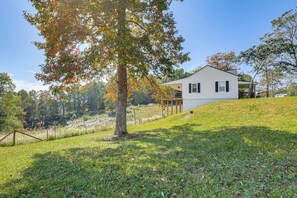 Property grounds - Expansive Yard, Beautiful Views! Sparta Getaway (Sparta)