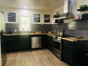 Een koelkast, een oven, een kookplaat, een vaatwasser