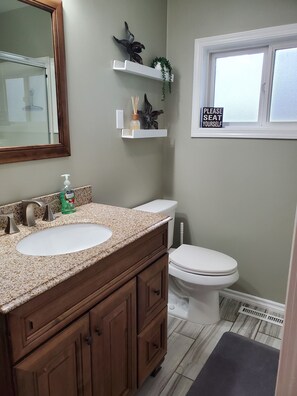 Dusj, hårføner, håndklær og såpe